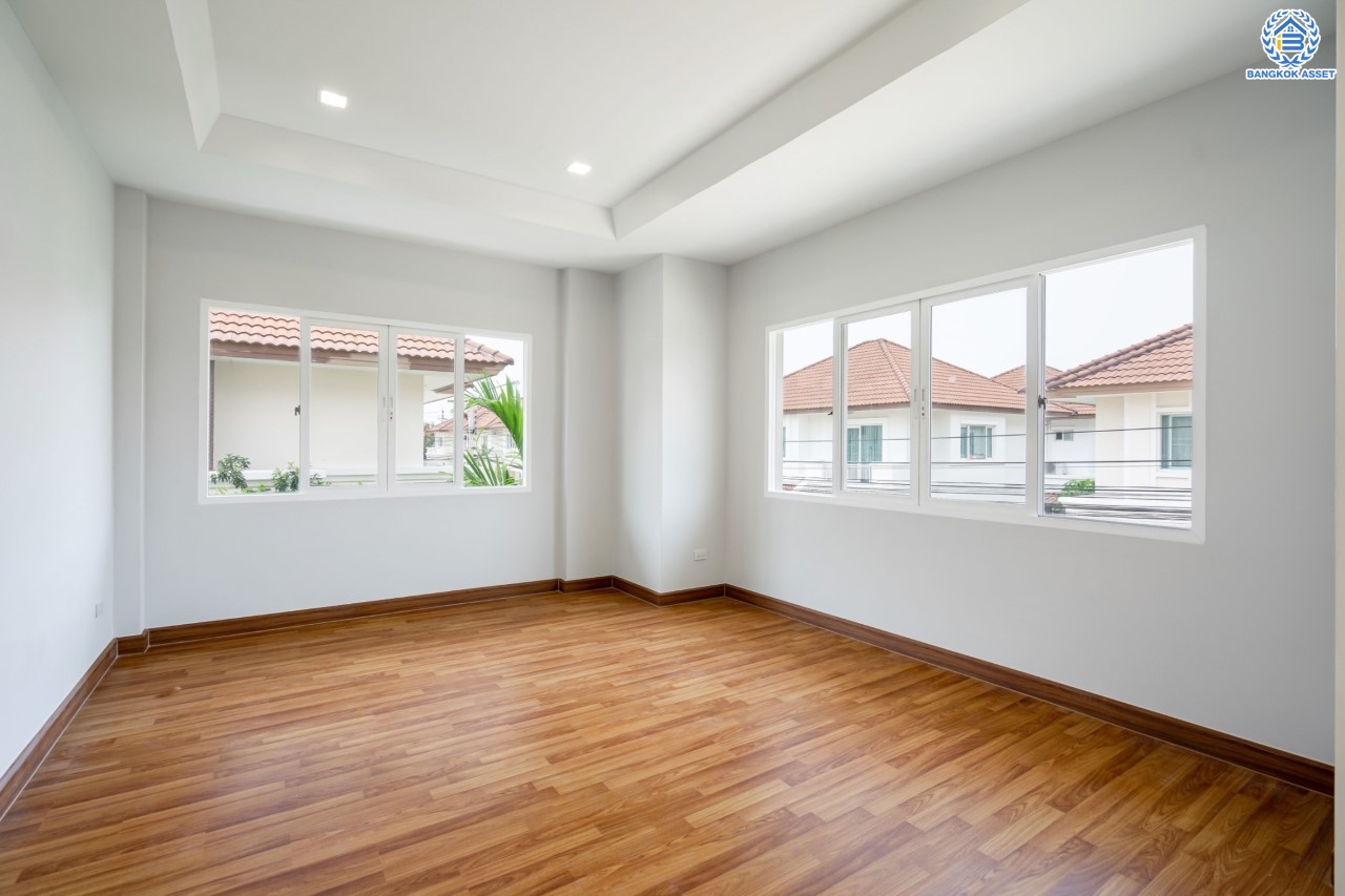 บ้านมือสองตกแต่งใหม่ จากแบรนด์ AP ม.เดอะเซนโทร รัตนาธิเบศร์ หลังมุม เนื้อที่ 60.9 ตร.ว. ฟังก์ชันจัดเต็ม 3 ห้องนอน 3 ห้องน้ำ จอดรถได้ 2 คัน บนทำเลศักยภาพ เชื่อมต่อหลายเส้นทางทั้ง ถ.ราชพฤกษ์, ถ.รัตนาธิเบศร์ และถ.กาญจนาภิเษก และเพียง 5 นาทีถึงรถไฟฟ้า "สถานีบางพลู"